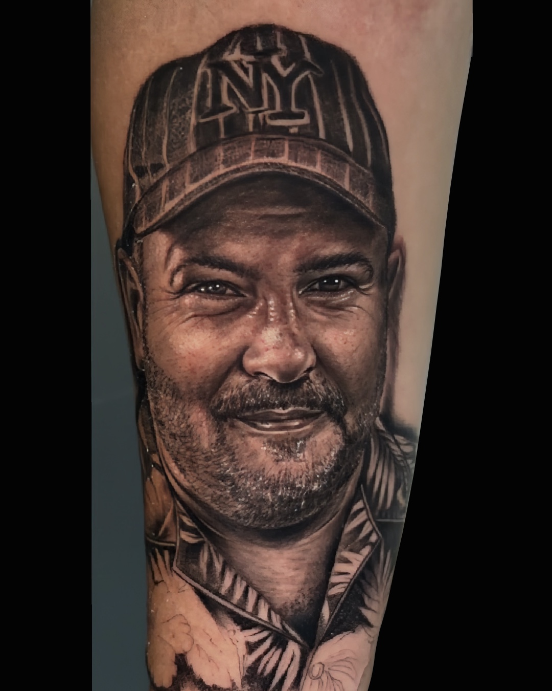 Retrato familiar hiperrealista en blanco y negro, tatuaje artístico de Doows Tattoo Artist en Barcelona y Madrid.”