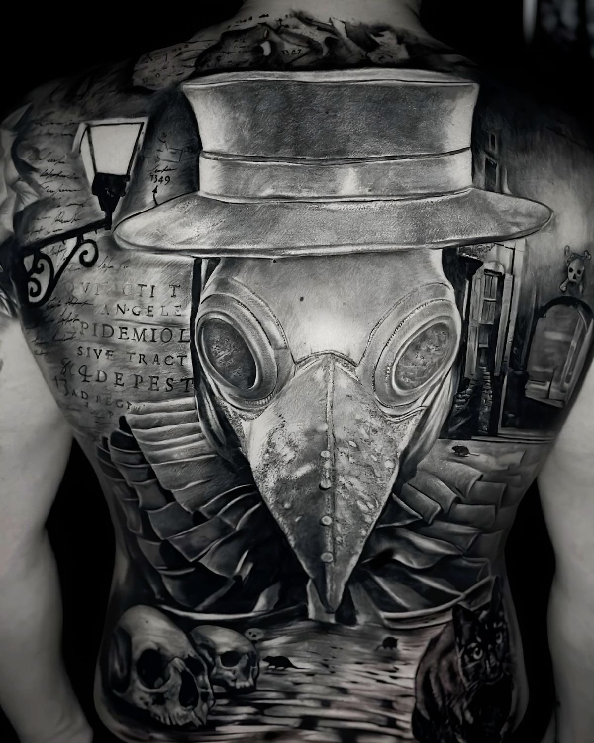 Tatuaje de gran formato en espalda estilo realismo black & grey