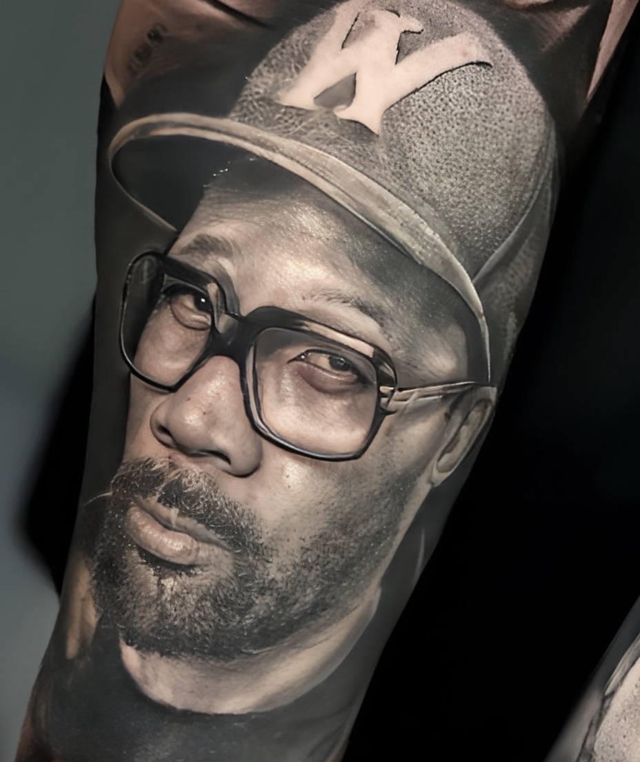 Retrato hiperrealista en blanco y negro estilo black & grey en brazo