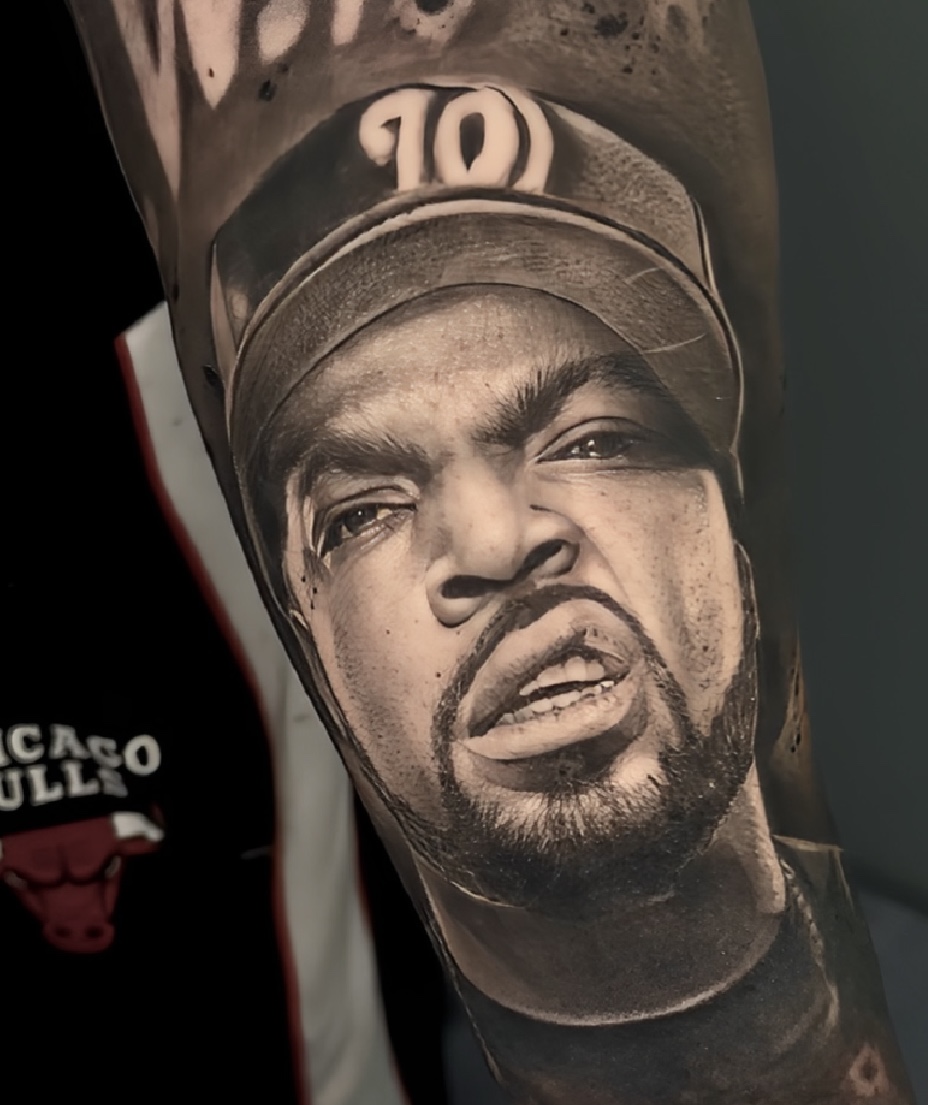 Retrato hiperrealista en blanco y negro estilo black & grey en brazo