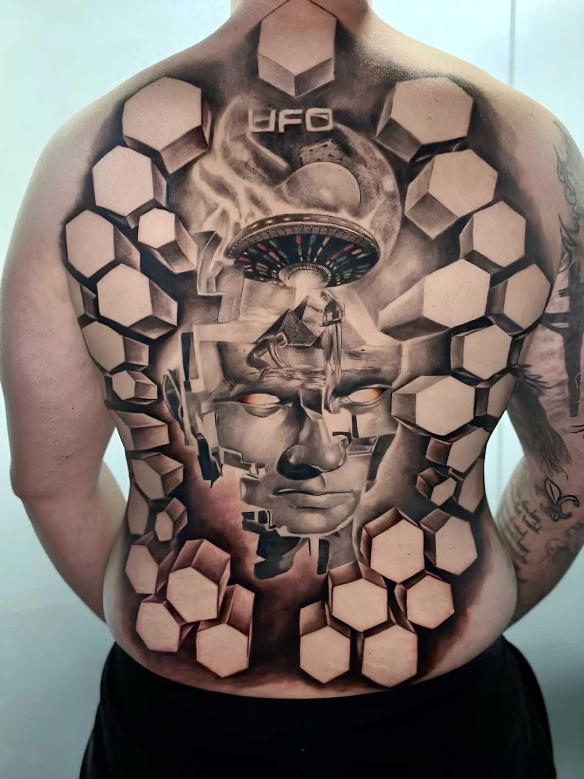 Retrato hiperrealista en Madrid realizado en estilo Black & Grey por Doowstattooartist