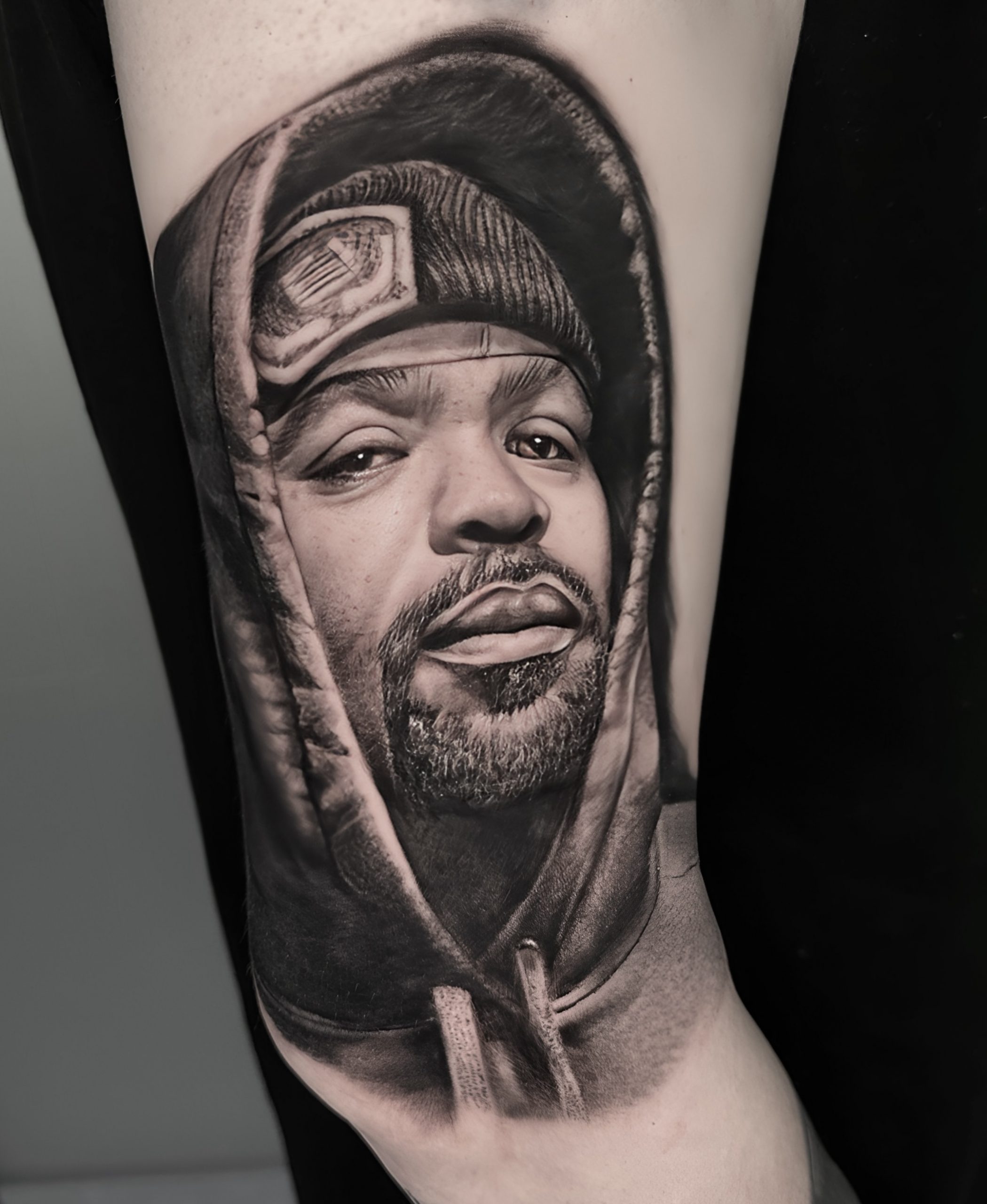 Tatuador en Barcelona especializado en retratos realistas Black & Grey de alta calidad con técnica precisa en luces y sombras.