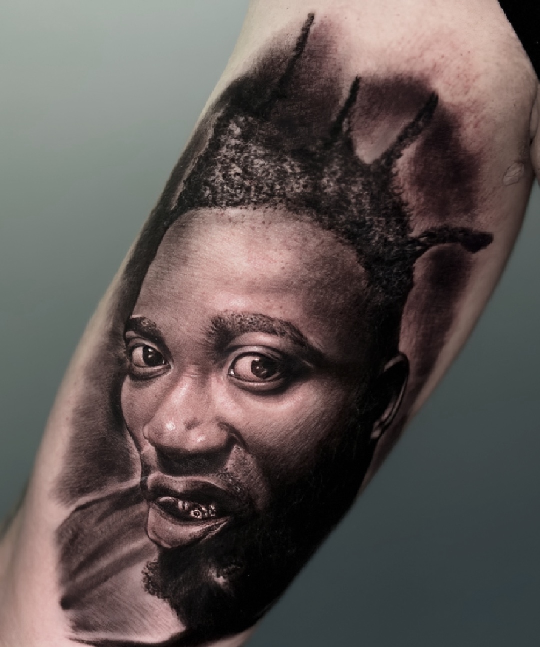 Retrato hiperrealista tattoo black & grey alto contraste