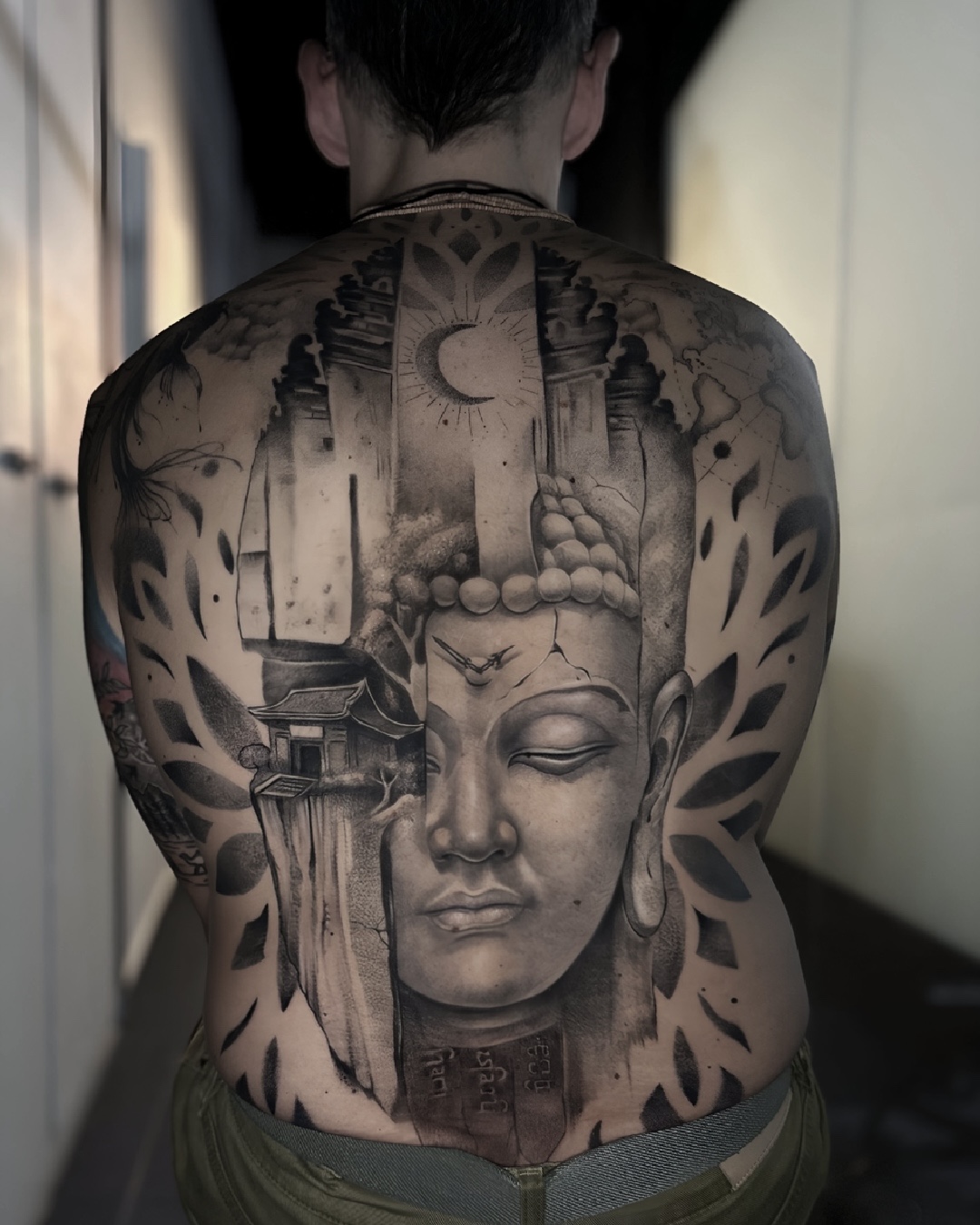 Tatuaje de gran formato en espalda estilo realismo black & grey